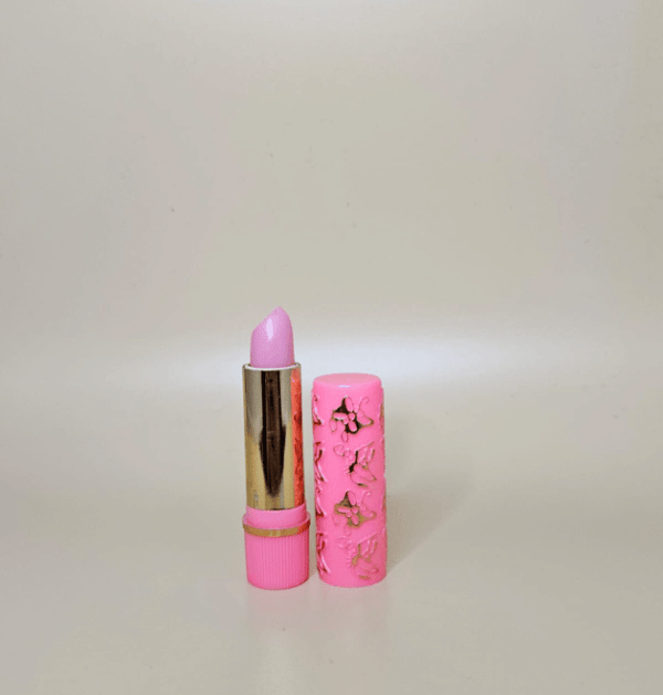 rouge à lèvres magique, rouge à lèvres marocain, maquillage marocain traditionnel, teinte rosée naturelle, rouge à lèvres pH, soin lèvres hydratant, beauté marocaine, cosmétique naturel maroc, lèvres douces et hydratées, maquillage longue tenue, rouge à lèvres magique naturel, couleur personnalisée lèvres, maquillage naturel lèvres, accessoire beauté maroc, produit traditionnel marocain.