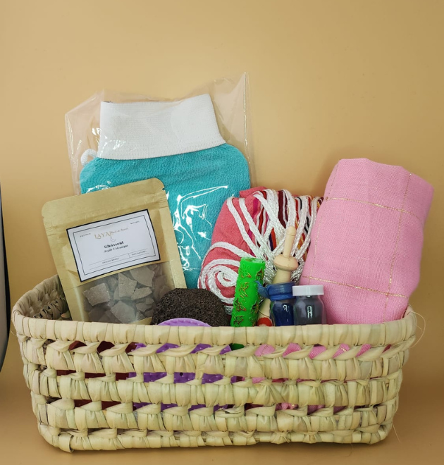 panier hammam marocain, soins traditionnels, rituels beauté marocains, savon noir, nila, gants kessa, rassoul, pierre volcanique, maquillage marocain, kal fassi, accessoires beldi, bien-être oriental, produits artisanaux, coffret cadeau hammam, beauté naturelle.