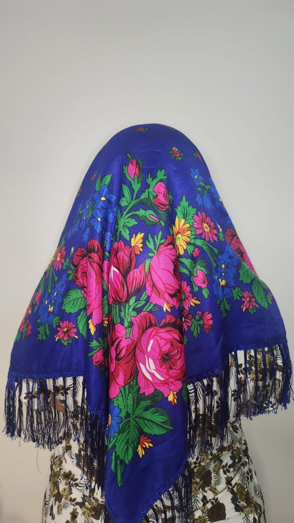 Foulard amazigh chleuh bleu traditionnel marocain Foulard amazigh chleuh bleu traditionnel marocain avec motifs floraux et franges artisanales.