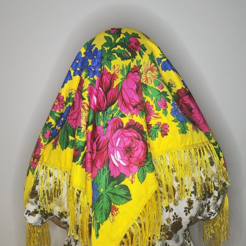 Foulard amazigh jaune à motifs floraux avec franges, accessoire traditionnel berbère marocain.