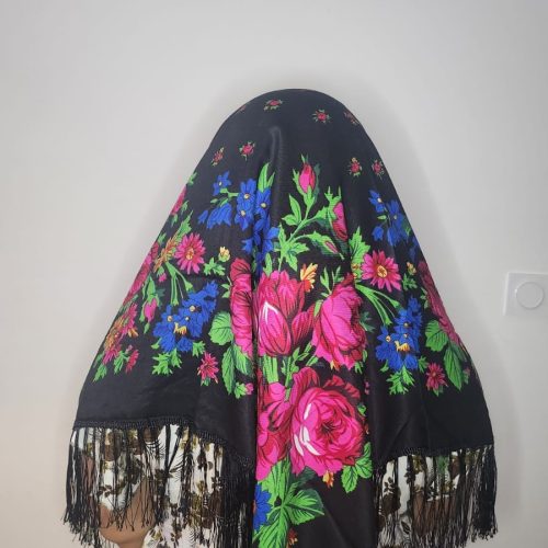 Foulard amazigh noir à motifs floraux avec franges, accessoire traditionnel berbère marocain.