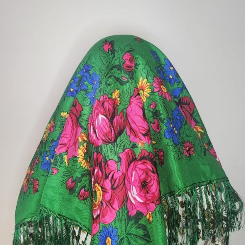 Foulard amazigh vert à motifs floraux avec franges, accessoire traditionnel berbère marocain.