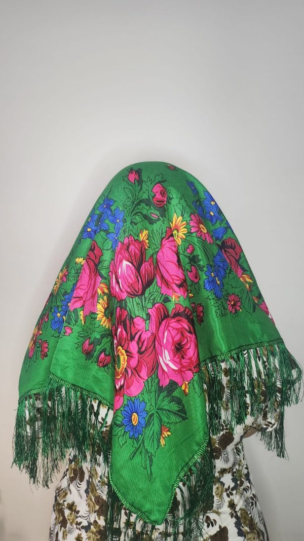 Foulard amazigh vert à motifs floraux Foulard amazigh vert à motifs floraux avec franges, accessoire traditionnel berbère marocain.