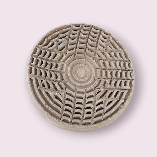 Mheka en Terre, pierre exfoliante naturelle pour adoucir la peau et éliminer les callosités