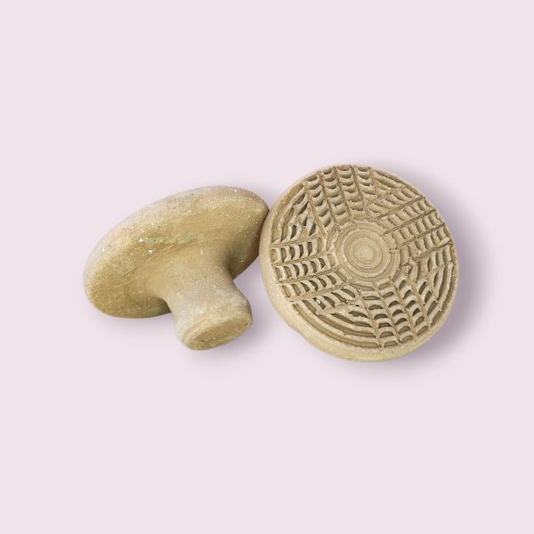 Mheka en Terre, pierre exfoliante naturelle pour adoucir la peau et éliminer les callosités