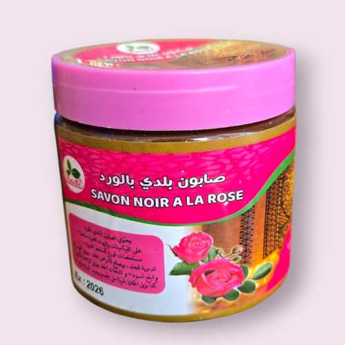 Savon noir artisanal à la rose du Maroc, idéal pour exfolier et hydrater la peau avec un parfum floral délicat.