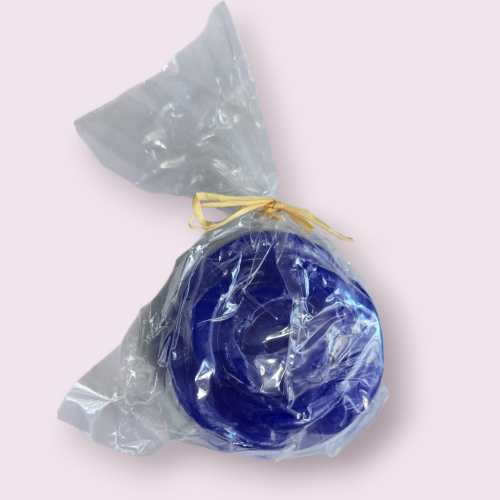 Savon artisanal en forme de rose, au nila bleu du Maroc, idéal pour nettoyer et hydrater la peau.